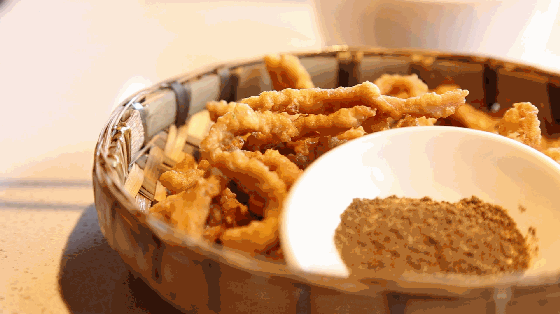 炸酥肉时,别急着加水和面!先做这一步,焦香酥脆不回软 炸酥肉时,别急着加水和面!先做这一步,焦香酥脆不回软