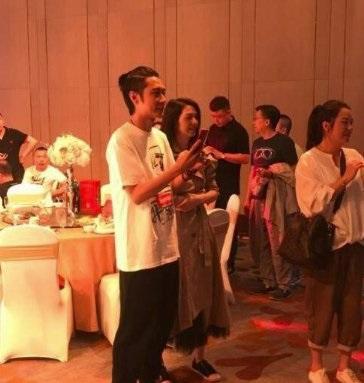 张丹峰前经纪人毕滢,在高级饭店被偶遇,置身于三个“烟民”中间 张丹峰前经纪人毕滢,在高级饭店被偶遇,置身于三个“烟民”中间