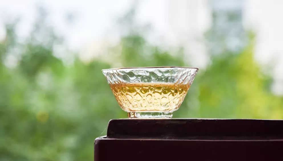 连这口都不喝，是不是不给哥面子！