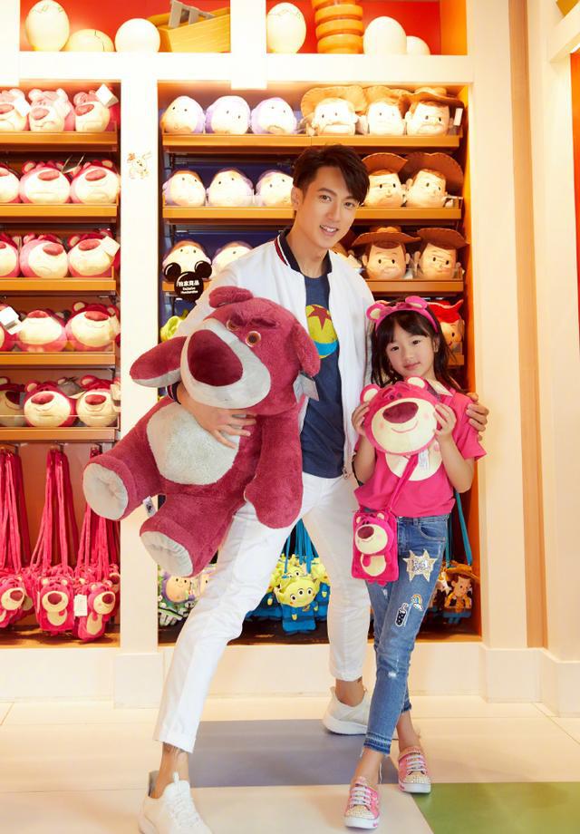 吴尊女儿惊艳亮相，穿芭蕾舞裙变身小天鹅！