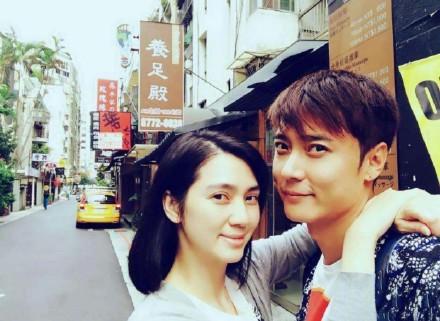 张丹峰前经纪人毕滢,在高级饭店被偶遇,置身于三个“烟民”中间 张丹峰前经纪人毕滢,在高级饭店被偶遇,置身于三个“烟民”中间