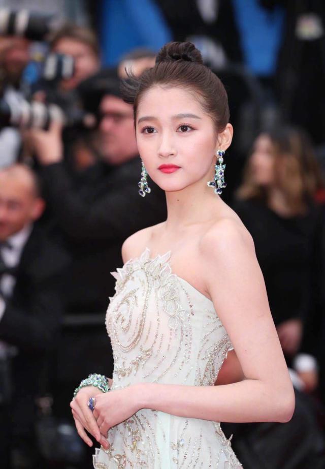 关晓彤调整造型美出新高度,审美在线的她圈粉众人 关晓彤调整造型美出新高度,审美在线的她圈粉众人