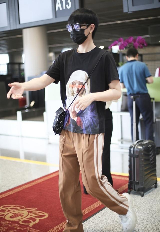 疑似和靳梦佳恋情曝光后，汪苏泷亮相机场，主动送粉丝签名心情好