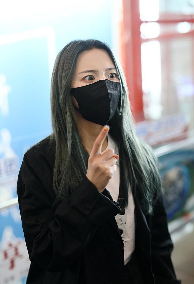 杨超越顶着一头绿发现身机场，对热情的粉丝竖食指，疑似发脾气了