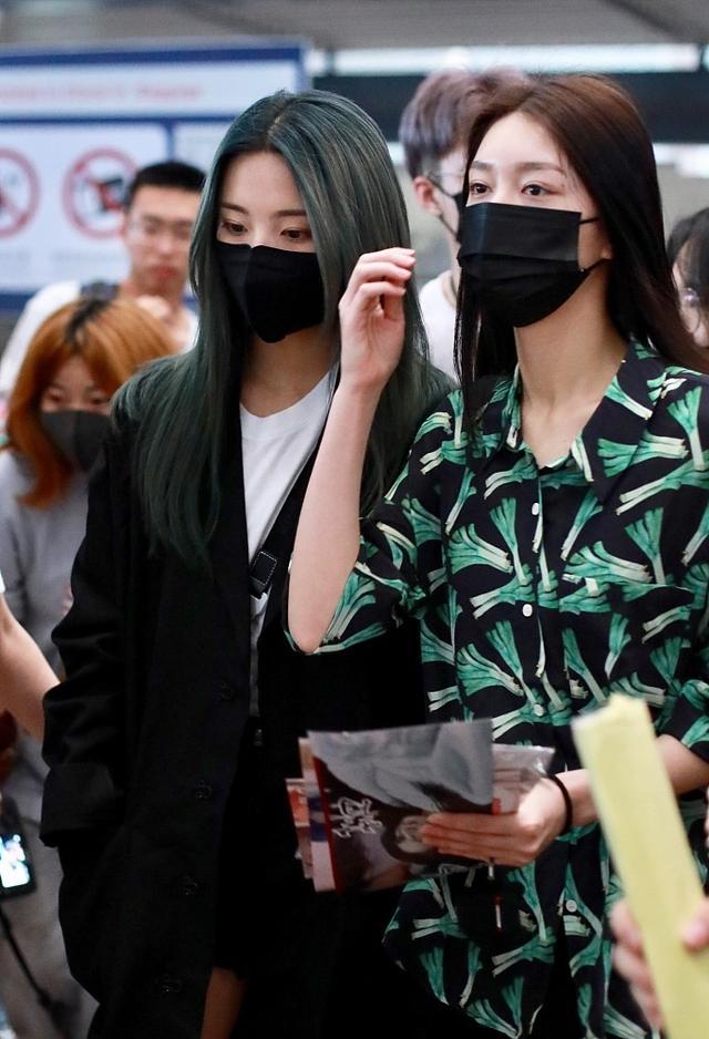 杨超越顶着一头绿发现身机场，对热情的粉丝竖食指，疑似发脾气了