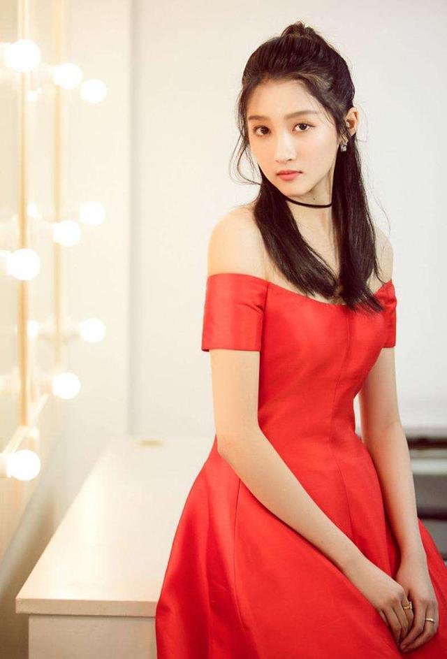 关晓彤调整造型美出新高度,审美在线的她圈粉众人 关晓彤调整造型美出新高度,审美在线的她圈粉众人