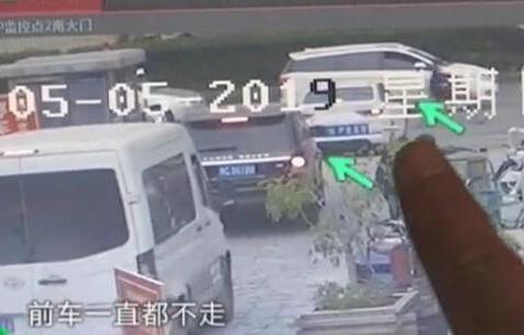 刚交完停车费，玻璃就被砸，工作人员“就砸你怎么样？”