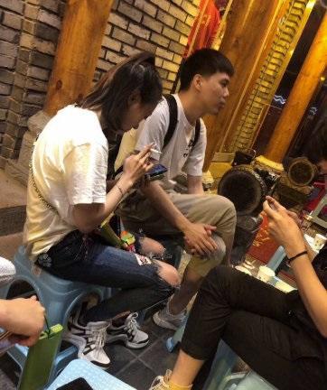 张丹峰前经纪人毕滢，在高级饭店被偶遇，置身于三个“烟民”中间