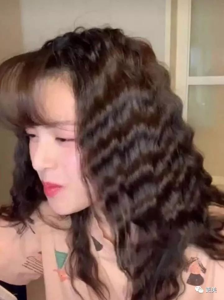 20岁小花跟baby争一姐，身高和沈月一样虐，换头后鼻子宽成阿凡达！