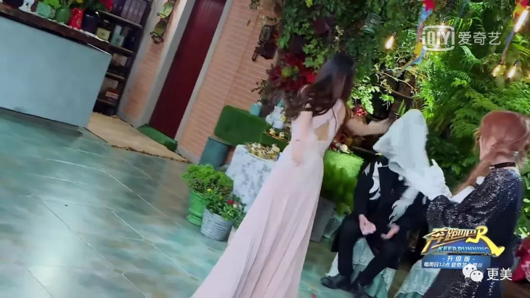 20岁小花跟baby争一姐，身高和沈月一样虐，换头后鼻子宽成阿凡达！