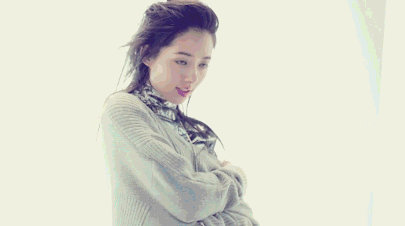 郭碧婷穿了款粉白色条纹长裙,不过多了个珍珠发夹,气质好多了! 郭碧婷穿了款粉白色条纹长裙,不过多了个珍珠发夹,气质好多了!