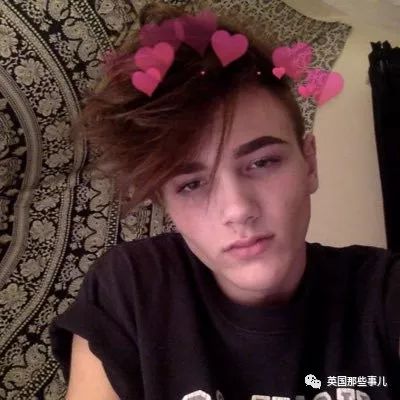 亲手给自己好朋友设计做出一条毕业舞裙....这个小哥,也是很暖了啊! 亲手给自己好朋友设计做出一条毕业舞裙.... 这个小哥,也是很暖了啊!