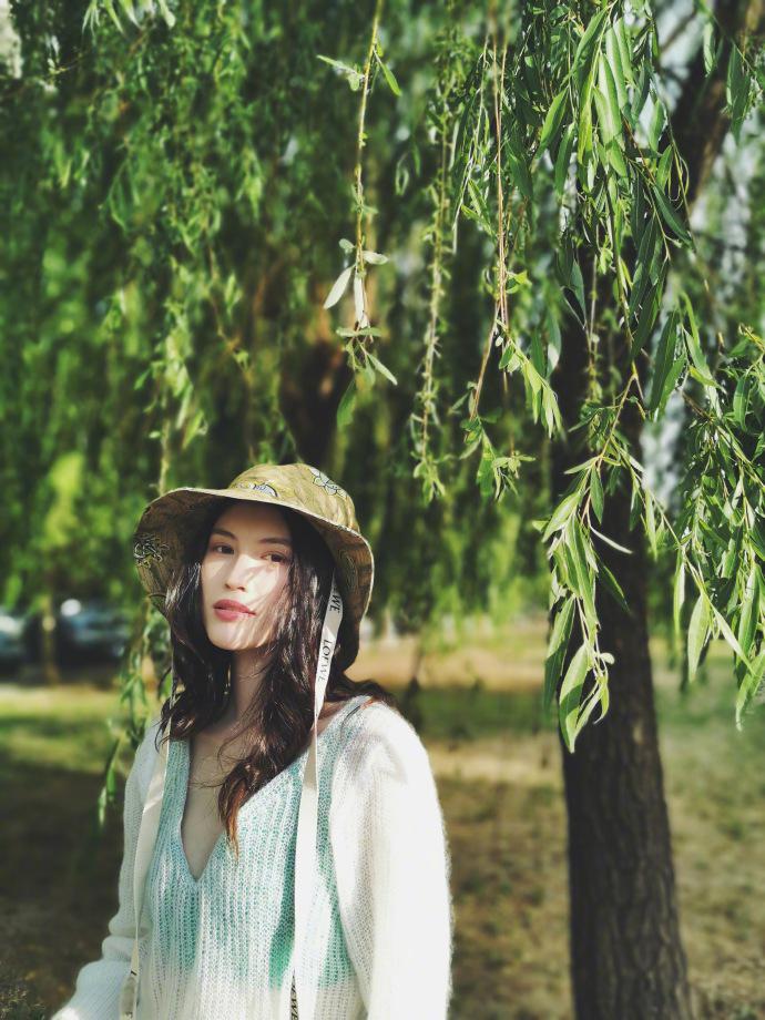 一个侧身展现玲珑身材，何穗透视装真光彩照人，肤白到奚梦瑶不敌