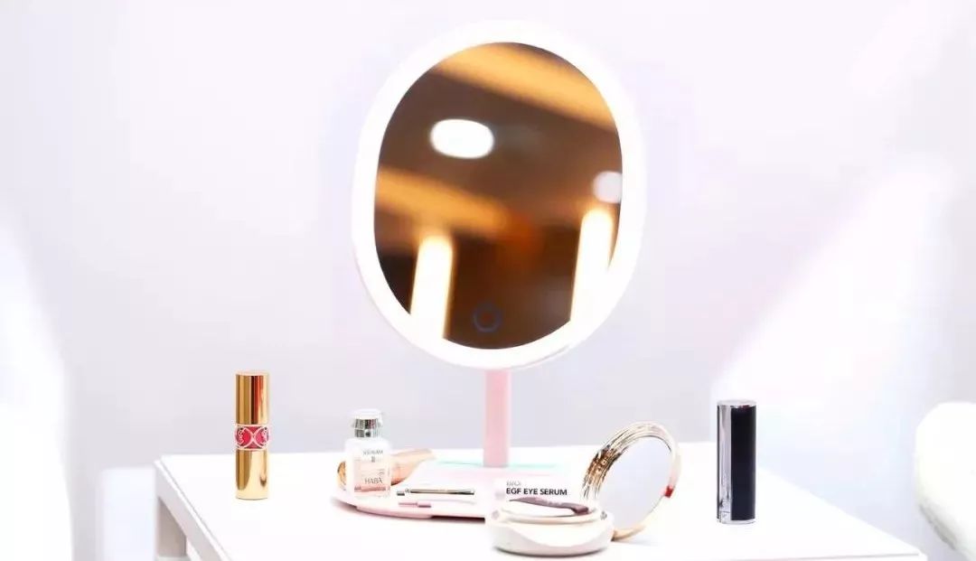 用这款LED美妆镜，每天的妆容好看10倍！
