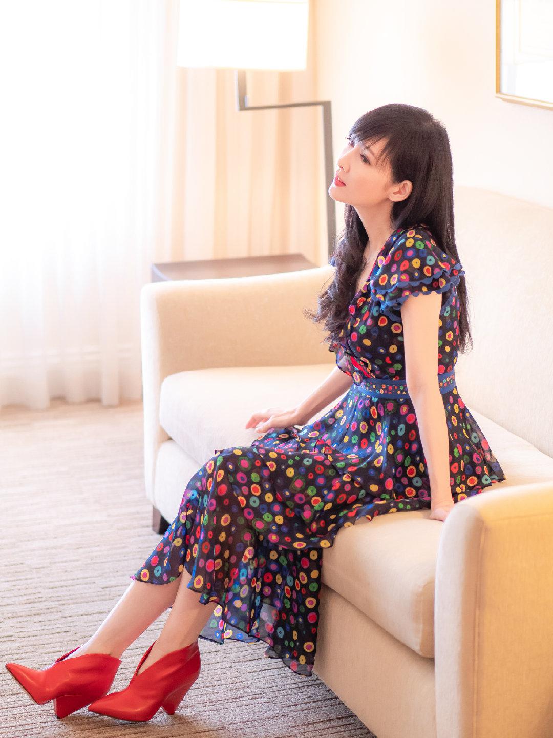 周慧敏穿格子衬衫去旅行，造型低调有活力，哪里像是年过半百的人