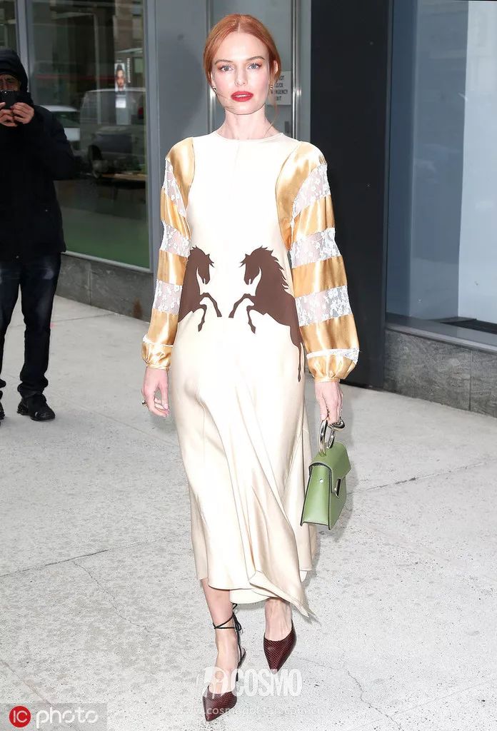 穿朴信惠田馥甄同款“订婚裙”的，今天都过节