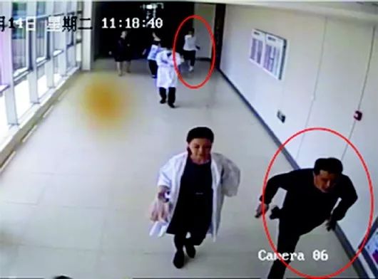 歹徒走投无路掏出凶器，不巧遇上“宋仲基”！那场面，人民日报都关注了