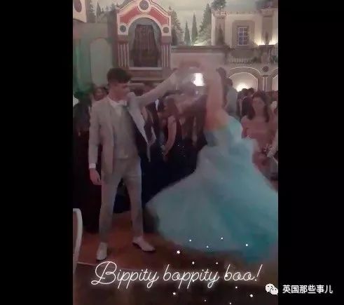 亲手给自己好朋友设计做出一条毕业舞裙....这个小哥,也是很暖了啊! 亲手给自己好朋友设计做出一条毕业舞裙.... 这个小哥,也是很暖了啊!