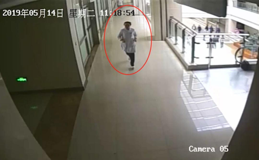 歹徒走投无路掏出凶器，不巧遇上“宋仲基”！那场面，人民日报都关注了