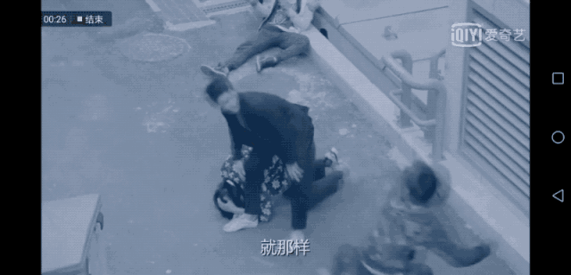 歹徒走投无路掏出凶器，不巧遇上“宋仲基”！那场面，人民日报都关注了