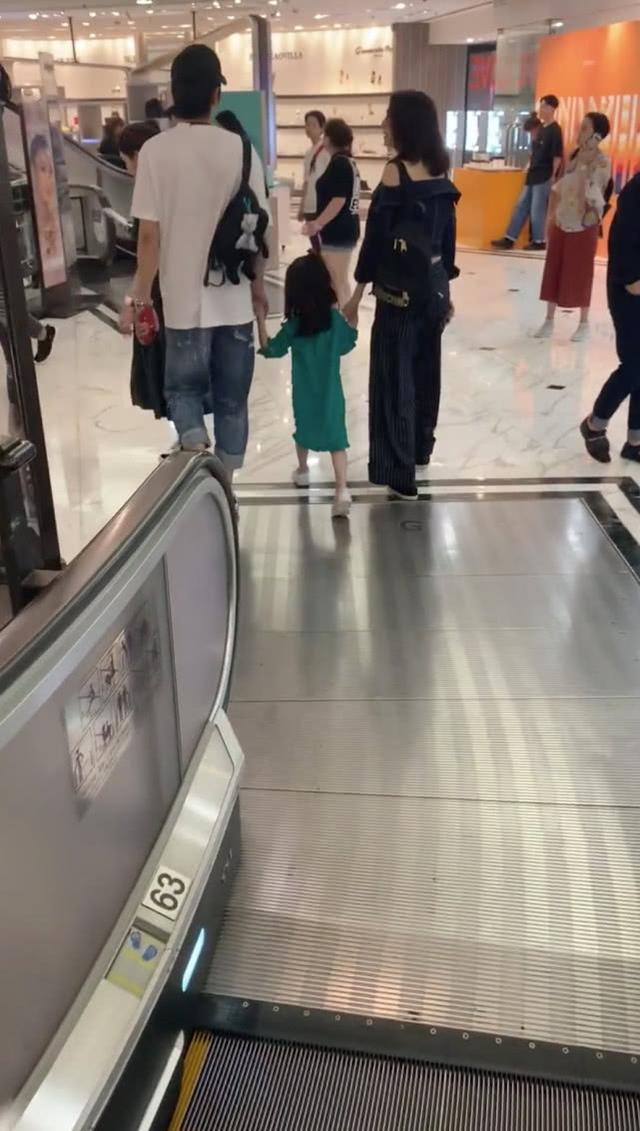 3天前被说“全程无交流”，洪欣和张丹峰马上再次合体：有说有笑