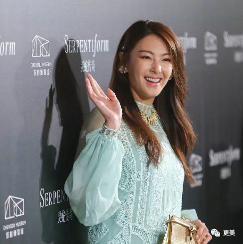 bitch你够了，00后三字女星油腻到让人不适，baby热巴都躲不过？