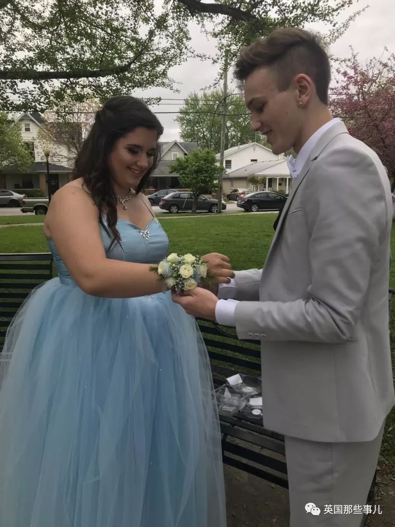 亲手给自己好朋友设计做出一条毕业舞裙....这个小哥,也是很暖了啊! 亲手给自己好朋友设计做出一条毕业舞裙.... 这个小哥,也是很暖了啊!