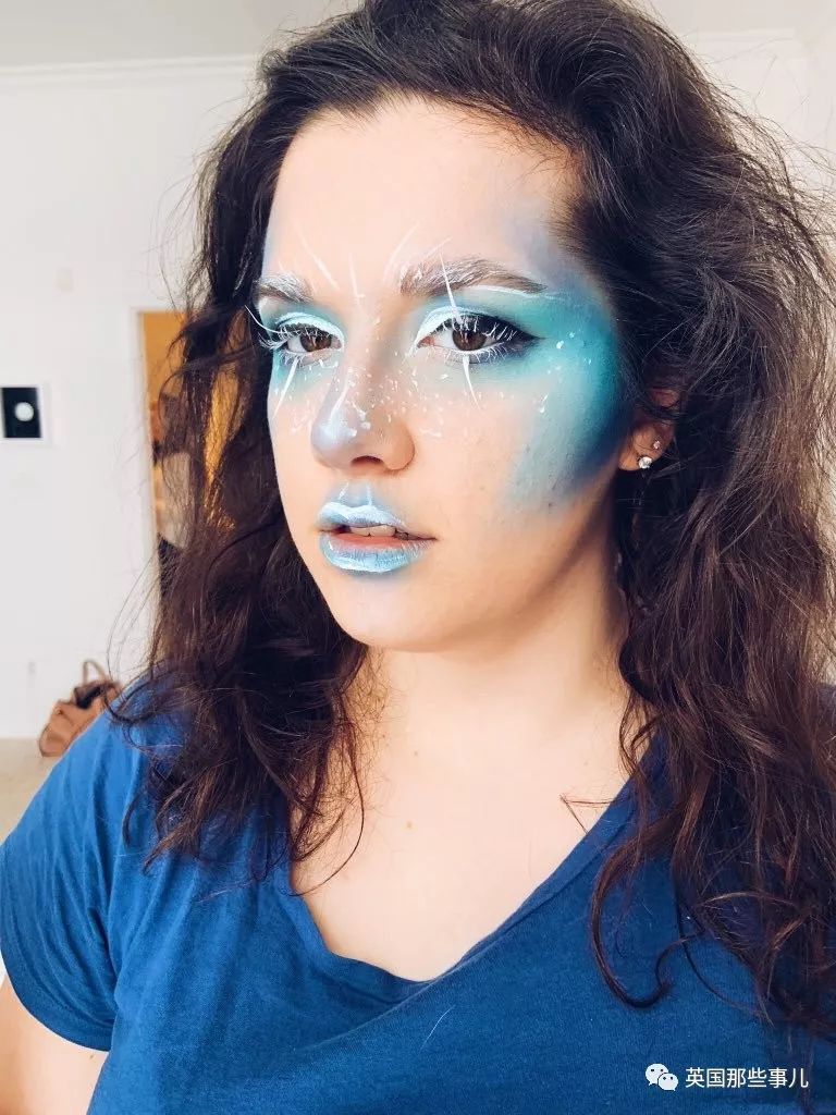 亲手给自己好朋友设计做出一条毕业舞裙....这个小哥,也是很暖了啊! 亲手给自己好朋友设计做出一条毕业舞裙.... 这个小哥,也是很暖了啊!