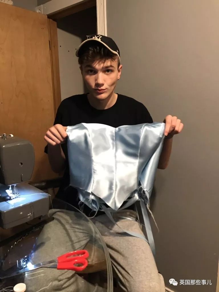 亲手给自己好朋友设计做出一条毕业舞裙....这个小哥,也是很暖了啊! 亲手给自己好朋友设计做出一条毕业舞裙.... 这个小哥,也是很暖了啊!