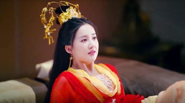 《白发王妃》美女如云,张雪迎古装惊为天人,黄灿灿红衣扮相妩媚 《白发王妃》美女如云,张雪迎古装惊为天人,黄灿灿红衣扮相妩媚