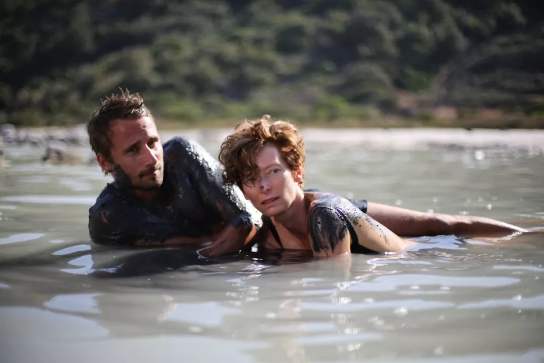 从《雪国列车》到《阴风阵阵》，这位雌雄莫辨的“外星人姐姐”身上到底有多少种美？