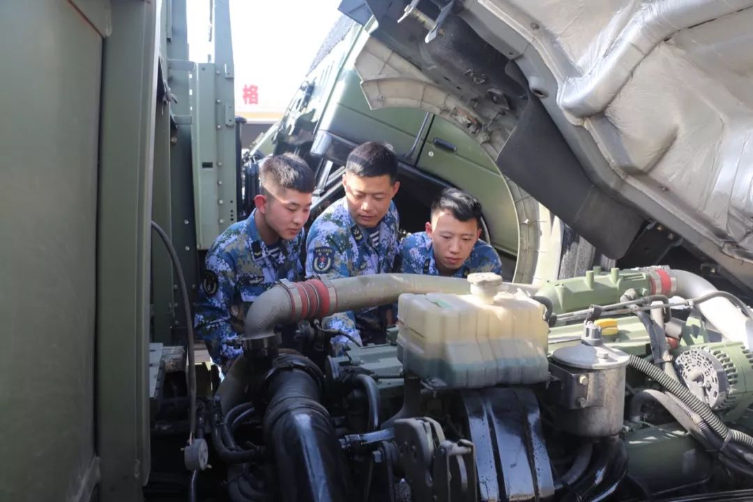 歹徒走投无路掏出凶器，不巧遇上“宋仲基”！那场面，人民日报都关注了