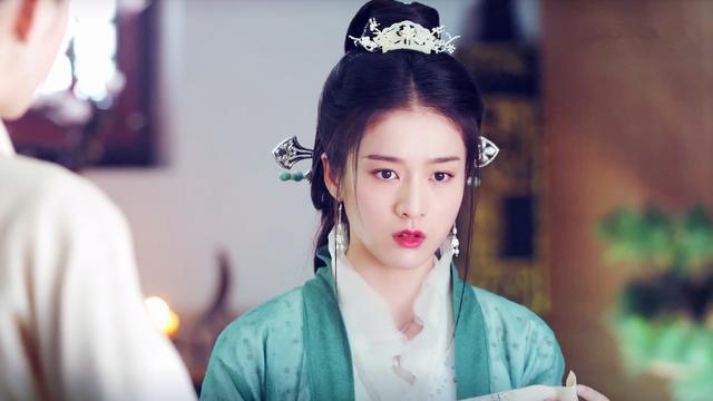 《白发王妃》美女如云，张雪迎古装惊为天人，黄灿灿红衣扮相妩媚