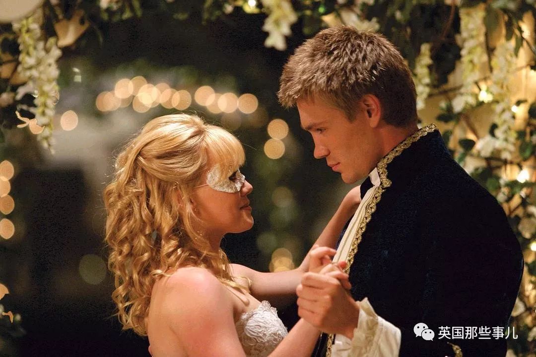 亲手给自己好朋友设计做出一条毕业舞裙....这个小哥,也是很暖了啊! 亲手给自己好朋友设计做出一条毕业舞裙.... 这个小哥,也是很暖了啊!