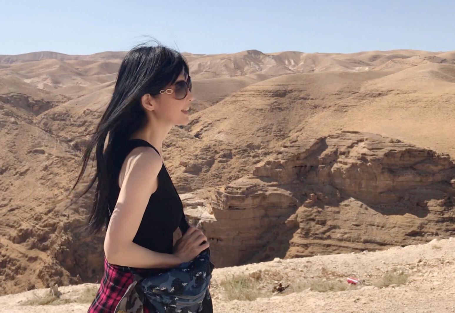 周慧敏穿格子衬衫去旅行，造型低调有活力，哪里像是年过半百的人