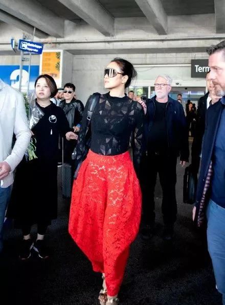 从《雪国列车》到《阴风阵阵》，这位雌雄莫辨的“外星人姐姐”身上到底有多少种美？