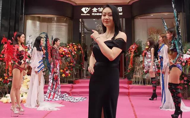 @所有人 520萌宠大熊猫在西安向北极熊表白了