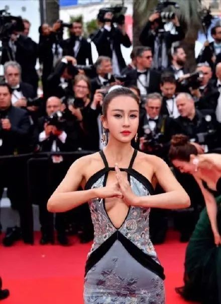 从《雪国列车》到《阴风阵阵》，这位雌雄莫辨的“外星人姐姐”身上到底有多少种美？