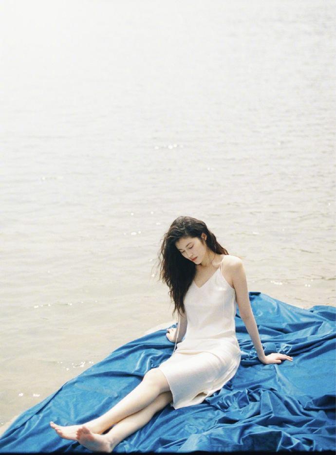 一个侧身展现玲珑身材，何穗透视装真光彩照人，肤白到奚梦瑶不敌