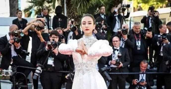 从《雪国列车》到《阴风阵阵》，这位雌雄莫辨的“外星人姐姐”身上到底有多少种美？