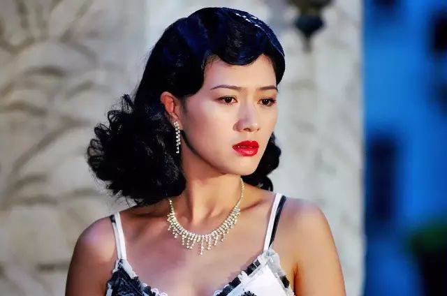 打败章子怡得影后，富商老公狱中去世获百亿遗产，人生比电视剧还狗血