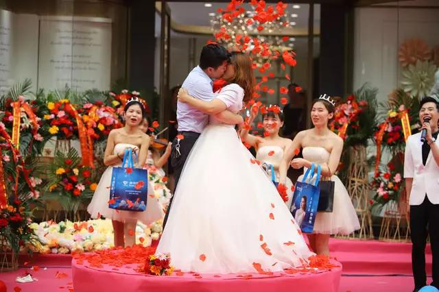 @所有人 520萌宠大熊猫在西安向北极熊表白了