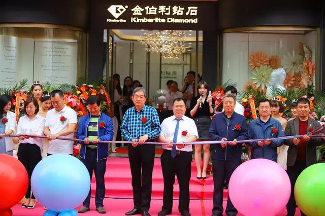 @所有人 520萌宠大熊猫在西安向北极熊表白了