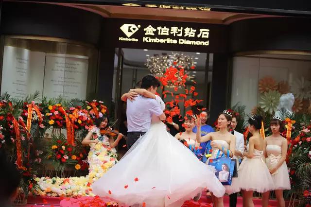 @所有人 520萌宠大熊猫在西安向北极熊表白了