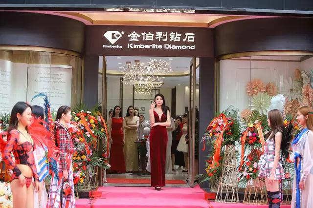 @所有人 520萌宠大熊猫在西安向北极熊表白了