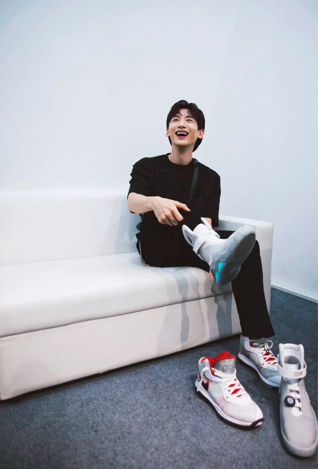 白敬亭参加鞋展疯狂换鞋！还买了一双 Air Mag！