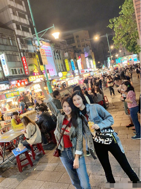 一个侧身展现玲珑身材，何穗透视装真光彩照人，肤白到奚梦瑶不敌