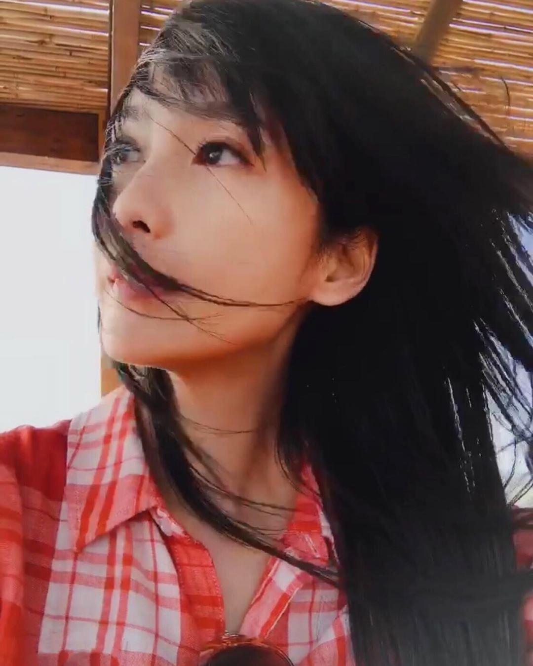 周慧敏穿格子衬衫去旅行，造型低调有活力，哪里像是年过半百的人