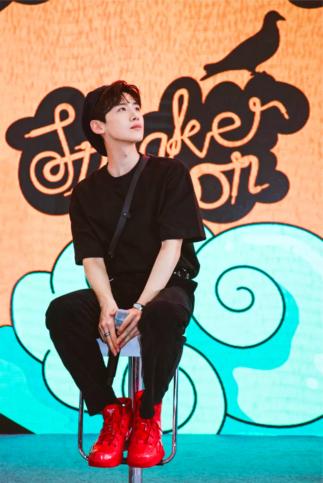 白敬亭参加鞋展疯狂换鞋！还买了一双 Air Mag！