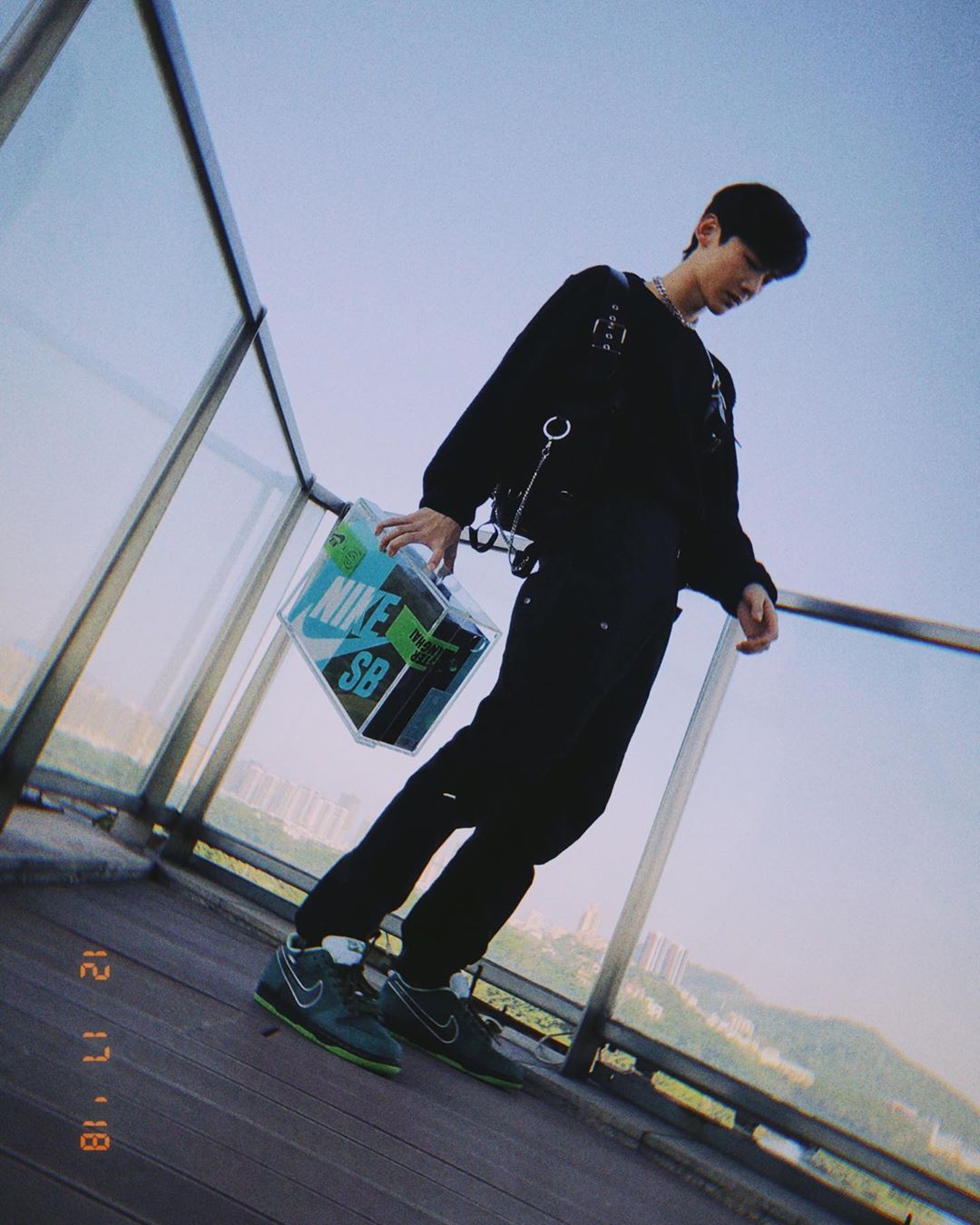 白敬亭参加鞋展疯狂换鞋！还买了一双 Air Mag！